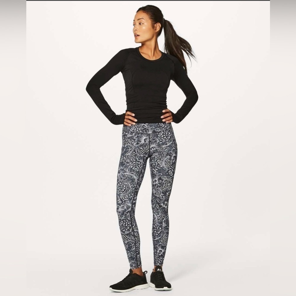 Lululemon Speed Up Tight (Full-On Luxtreme 28")
Nouveau Starlight Black Size 4
